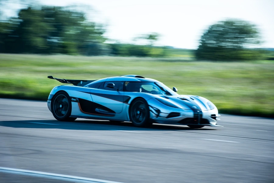 The VBox data recorder used reported acceleration from 0-300 km/hin 11.922 seconds and deceleration to a stop in a further 6.032 seconds