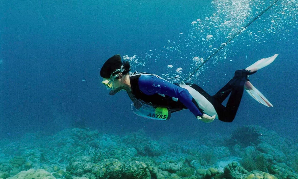 Fill your breathing tank by basic swimming motions