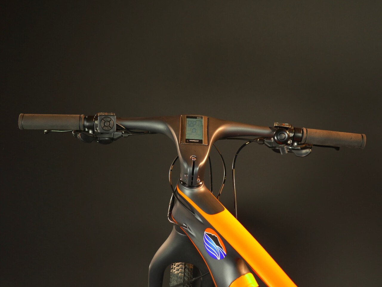The stem-integrated display shows important information