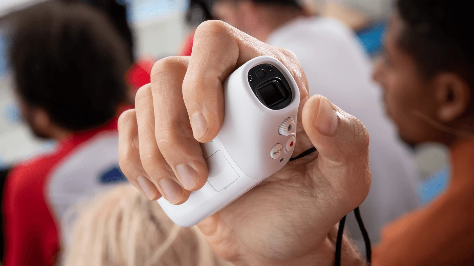 Camera controls are positioned above and below the eyepiece