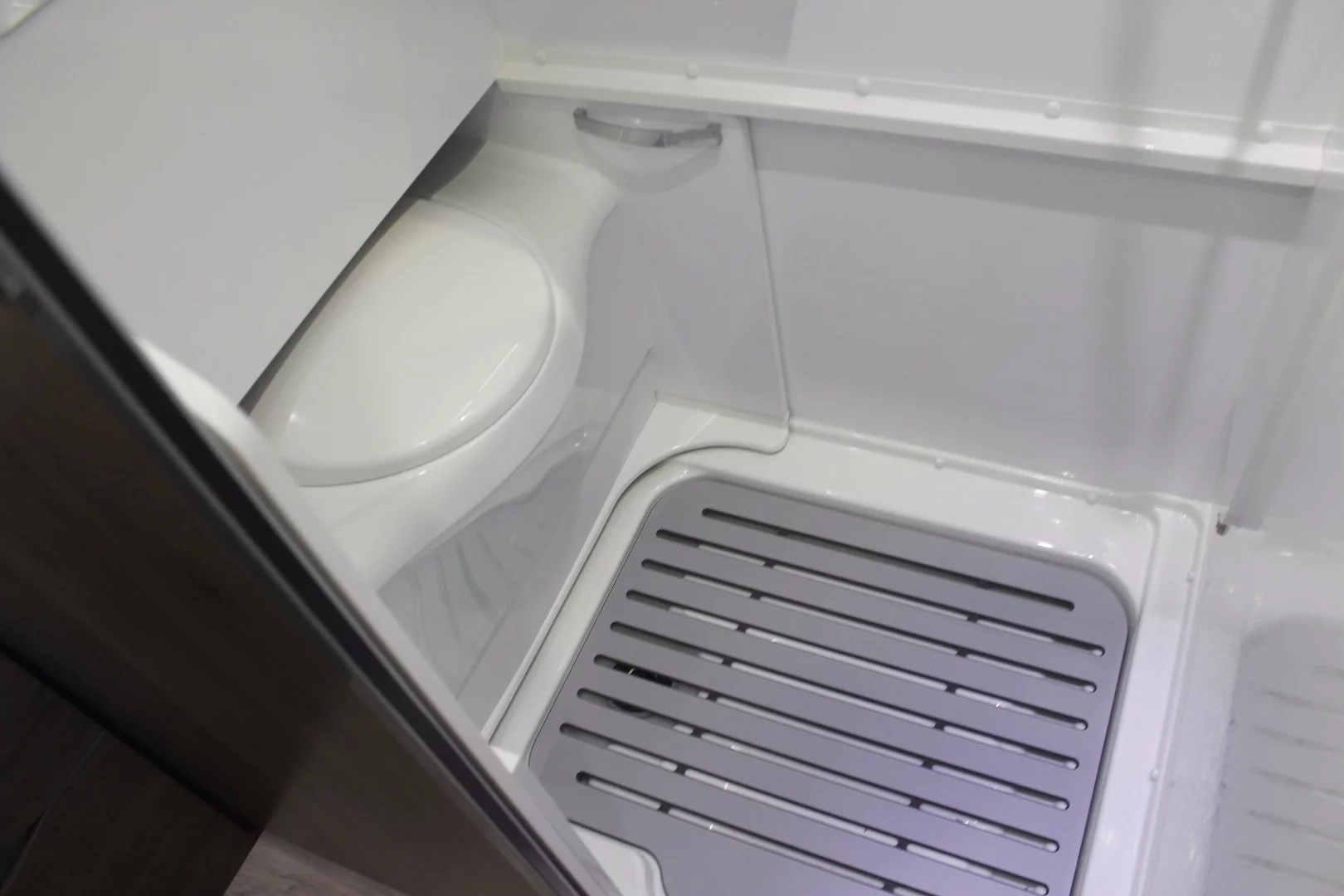 Mooveo Van 60 DB toilet retracted