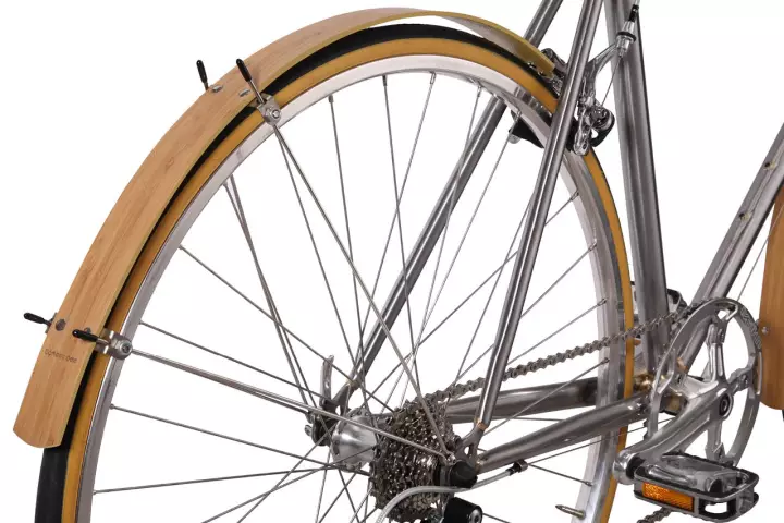 The Mandy Fender incorporates a memory film, between two layers of bamboo