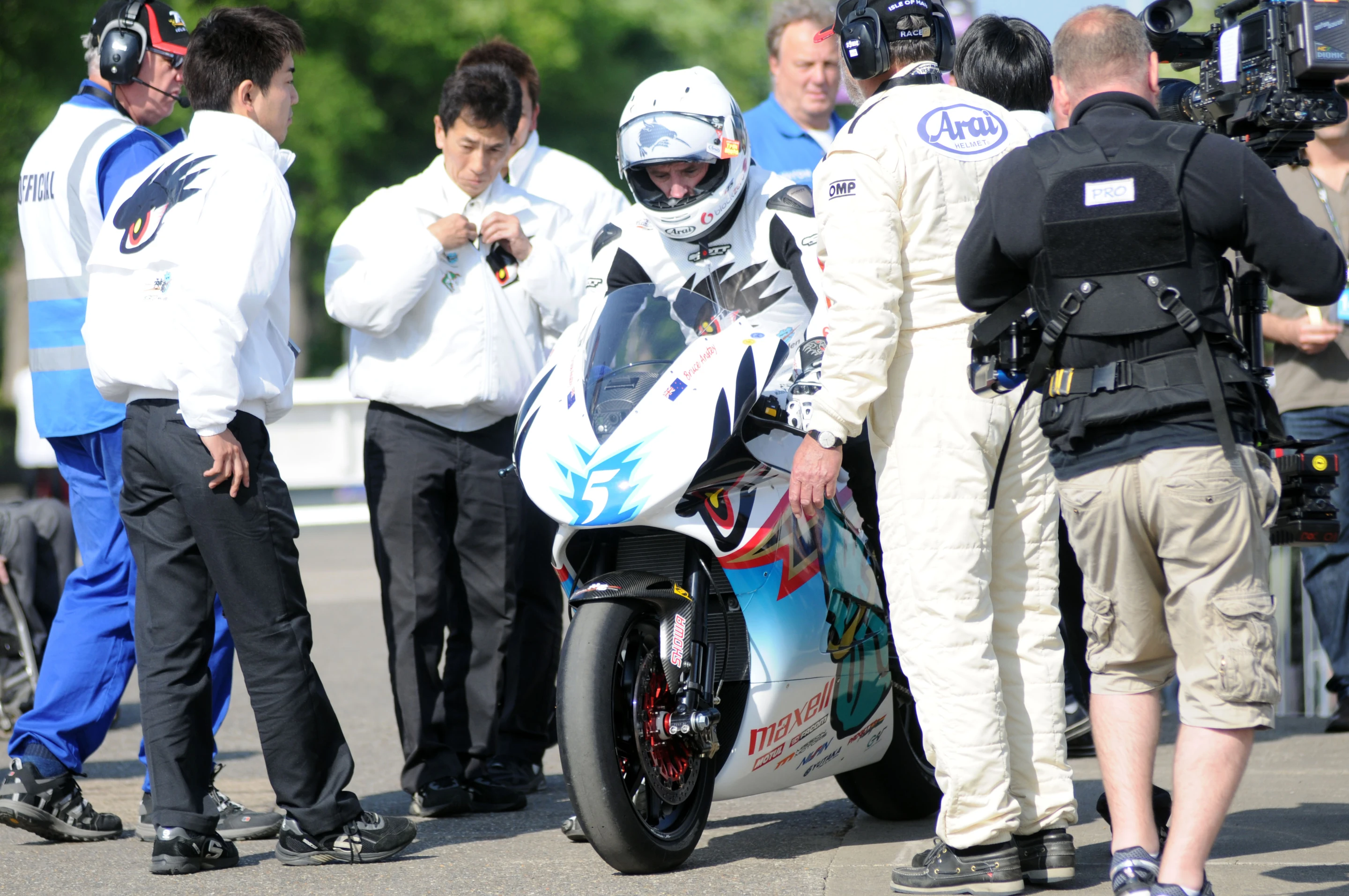 Veteran Kiwi Bruce Anstey about to get away on the lap which would give him the new electric bike record