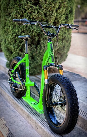 The Moox Bike also features a 6000 series aluminum frame, sealed bearings, a Shimano RDM310 7-speed rear derailleur, and a Shimano Grip Shift shifter