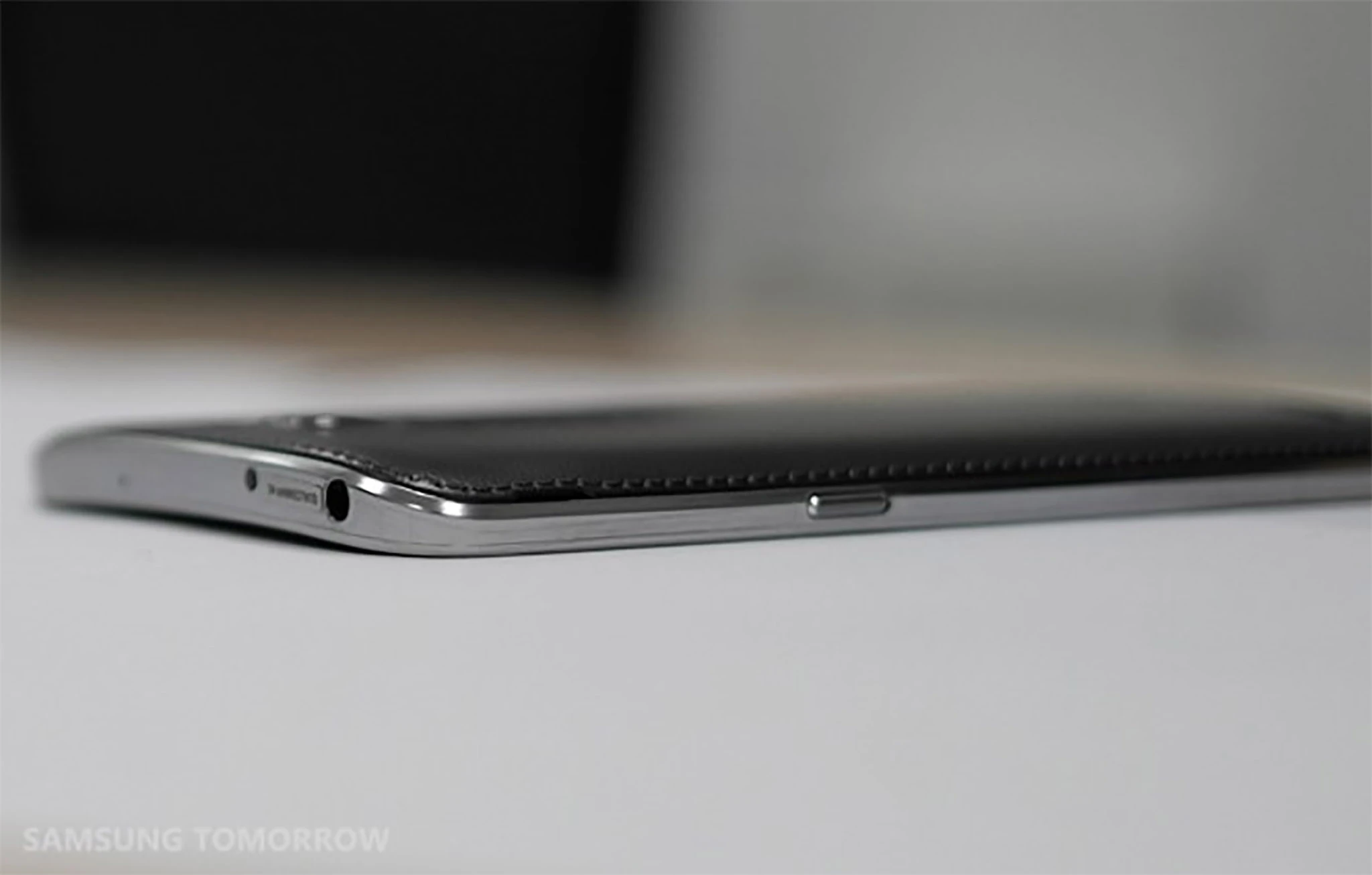 The Round is a little thinner than the Note 3, at 7.9 mm