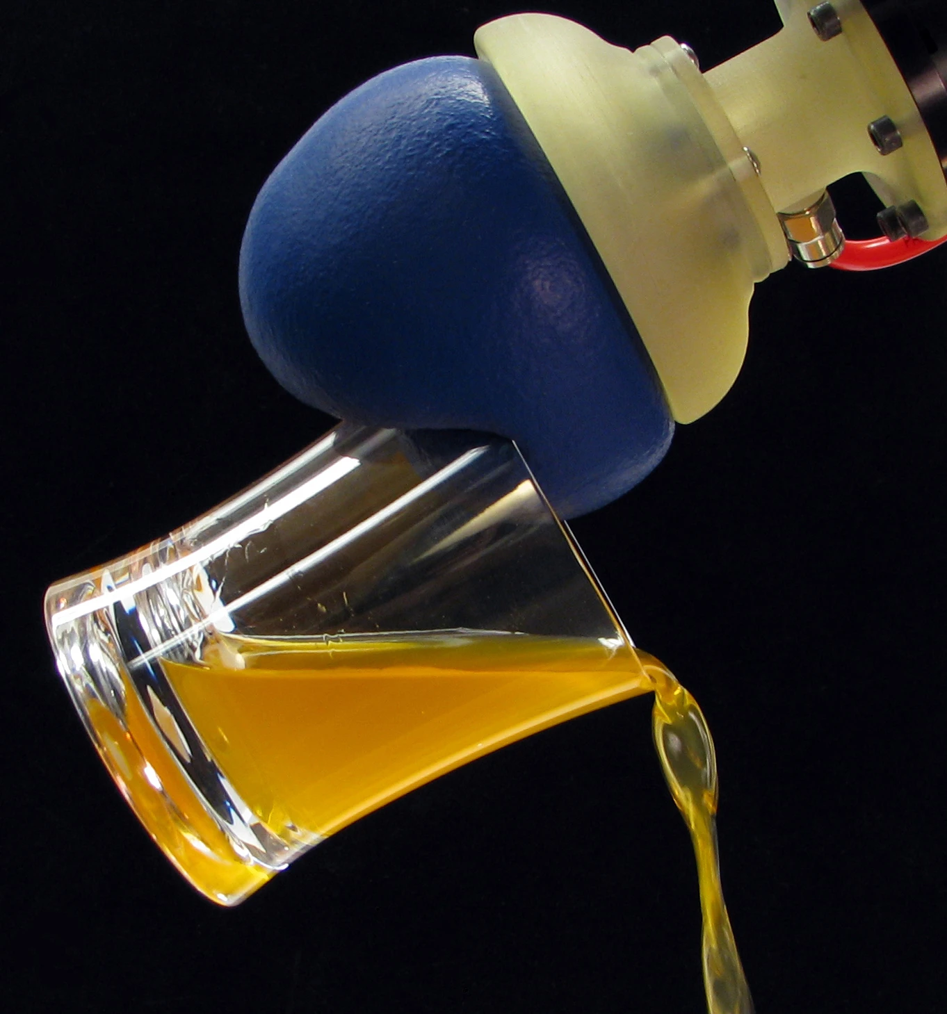 The universal gripper pours some OJ (Image: John Amend, Cornell University)