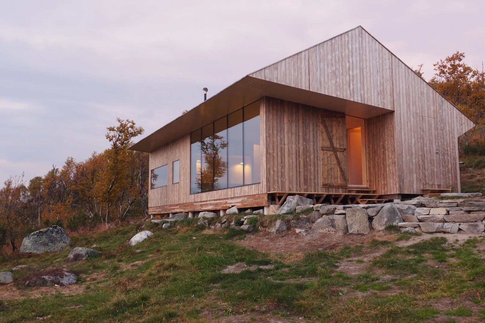 Inside, Cabin Ustaoset has a total floorspace of 72 sq m (775 sq ft)