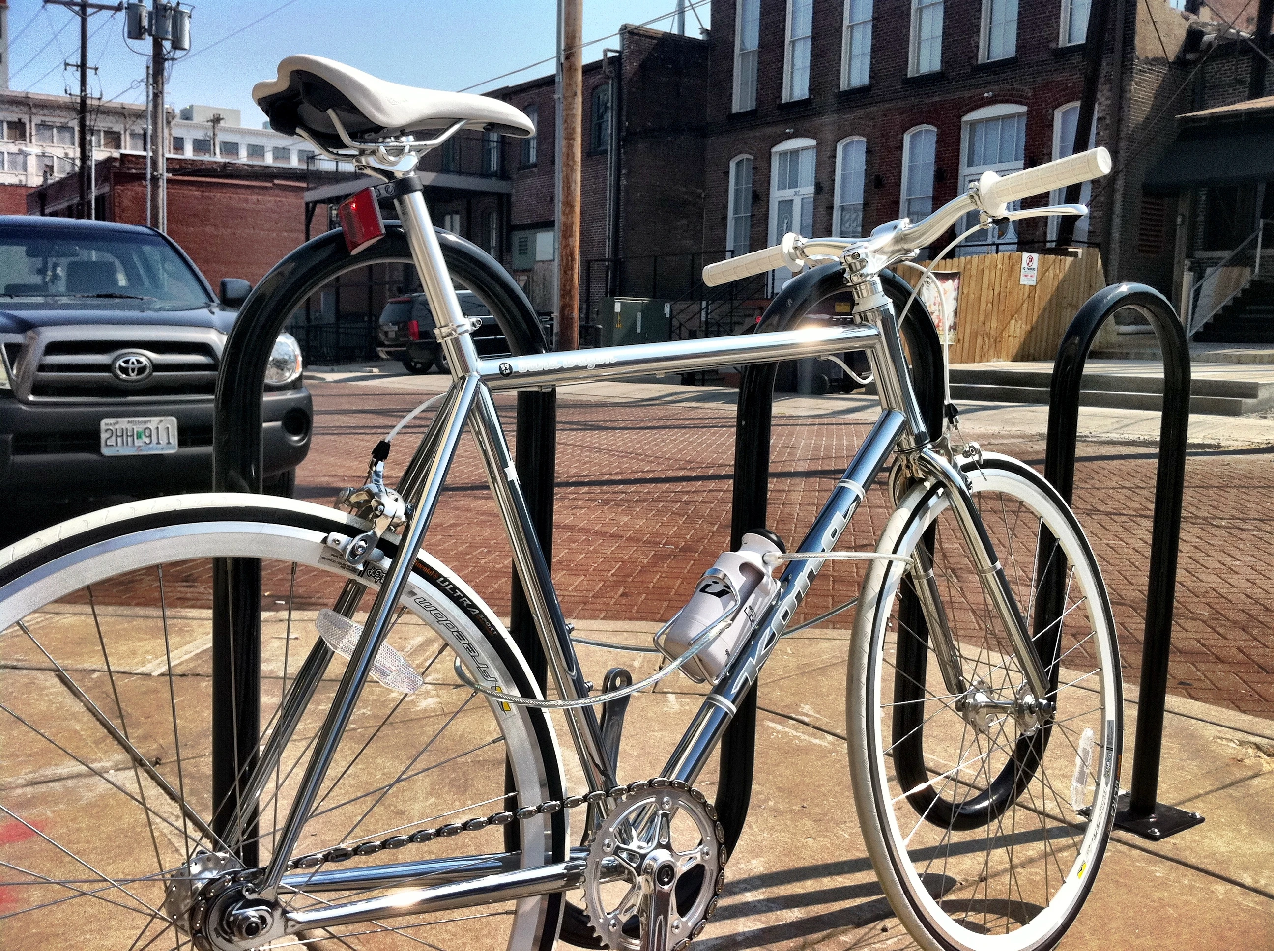 The Kuat Racks Bottle Lock is a bike lock that has the form of a water bottle