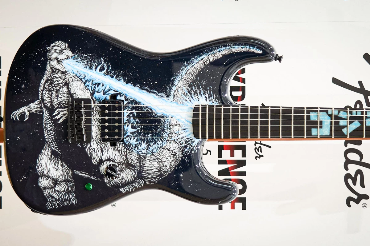 Godzilla guitar as presented by Fender: missing a certain 'wakarimasen'