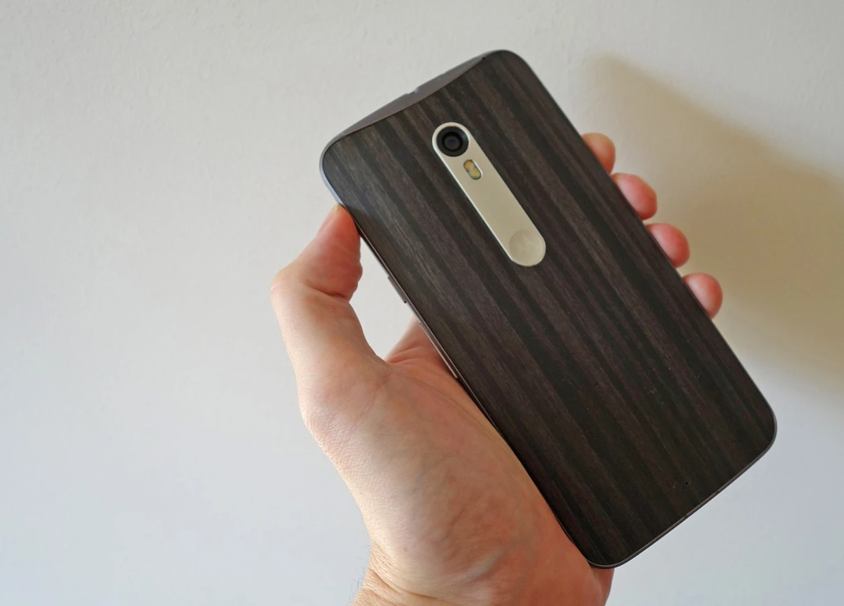 A 21-megapixel camera sits around the back