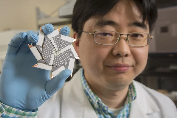 The latest iteration of the origami battery packs eight batteries into a sliding, star-shaped frame