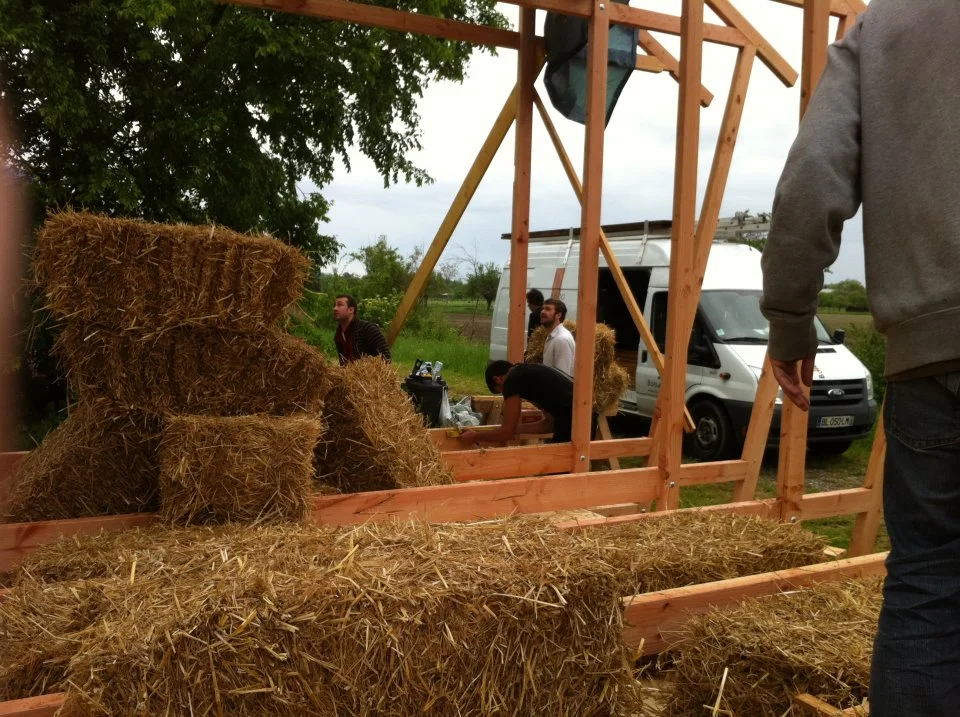 The structure’s foundations are made of acacia wood, with the intention of leaving very little impact on the site when the building is removed