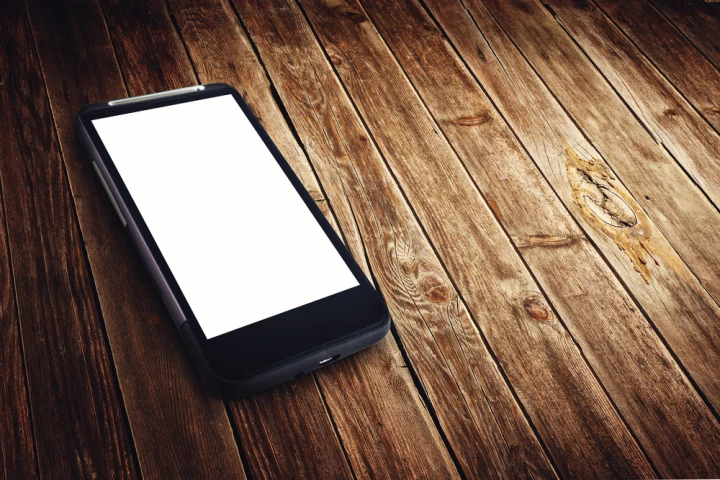 Using the AutoCharge system, users would just put their phone down anywhere on a regular table to be recharged (Photo: Shutterstock)