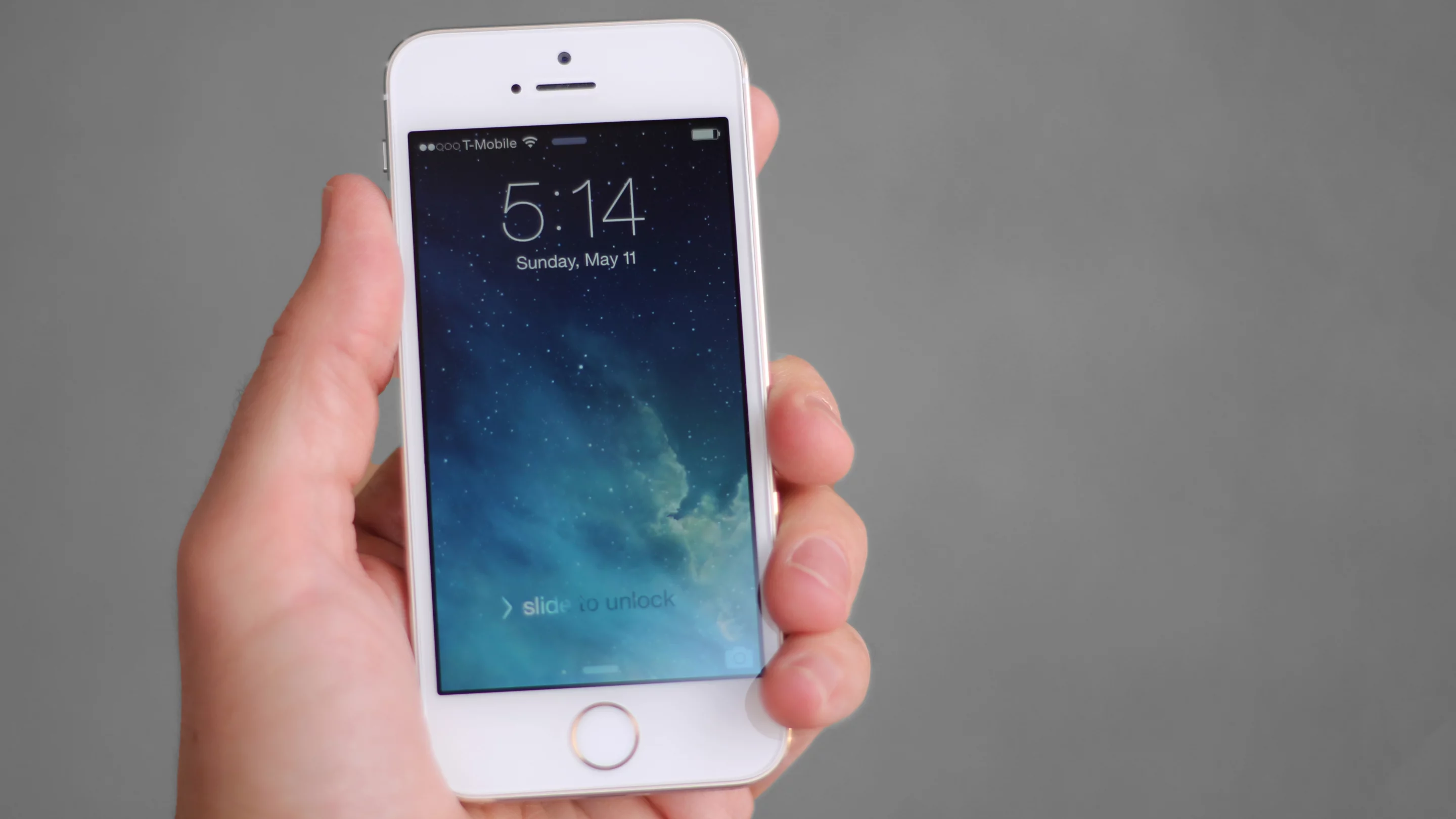 The iPhone 5s has a 4-in, 1,136 x 640 display