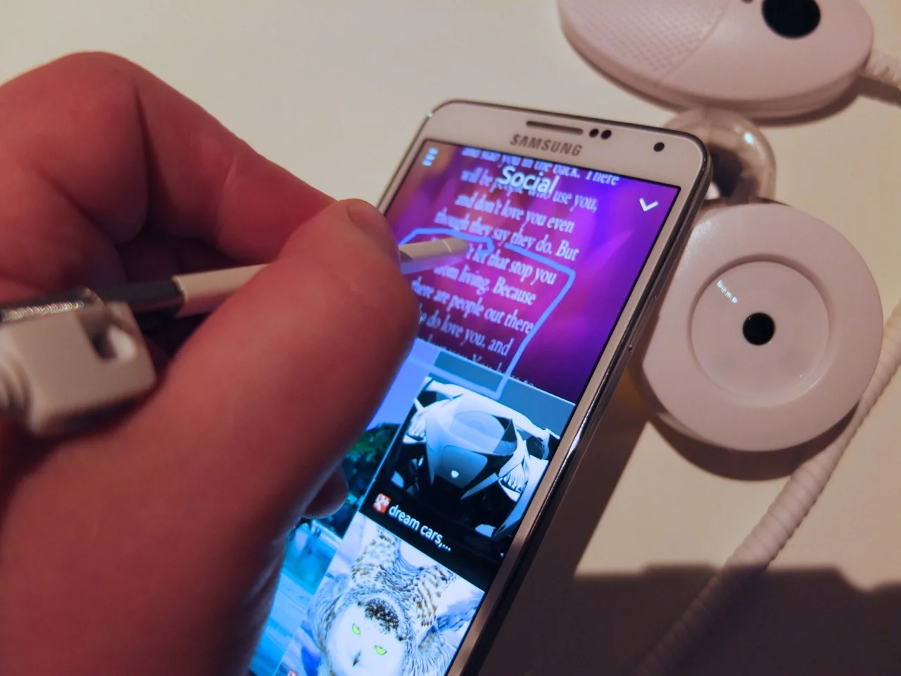 And a square gesture summons mini apps within apps (Photo: Gizmag)