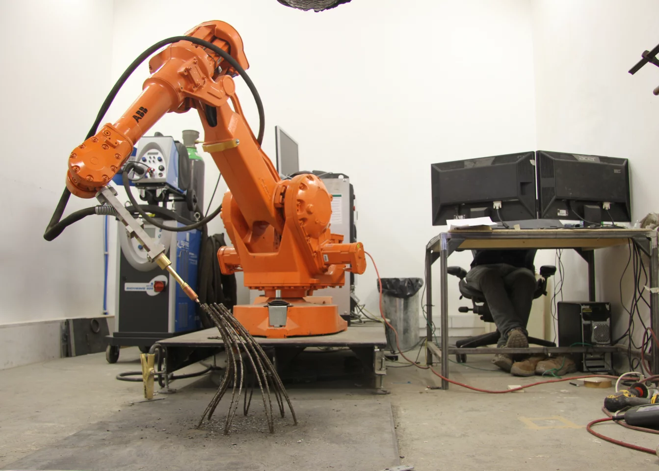 The MX3D-Metal uses a combination of robotics, 3D printing and welding