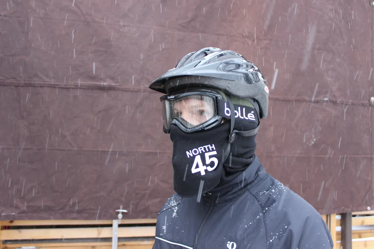 The North45 scarf channels its wearer's breath out the bottom (Photo: Ben Coxworth/Gizmag)