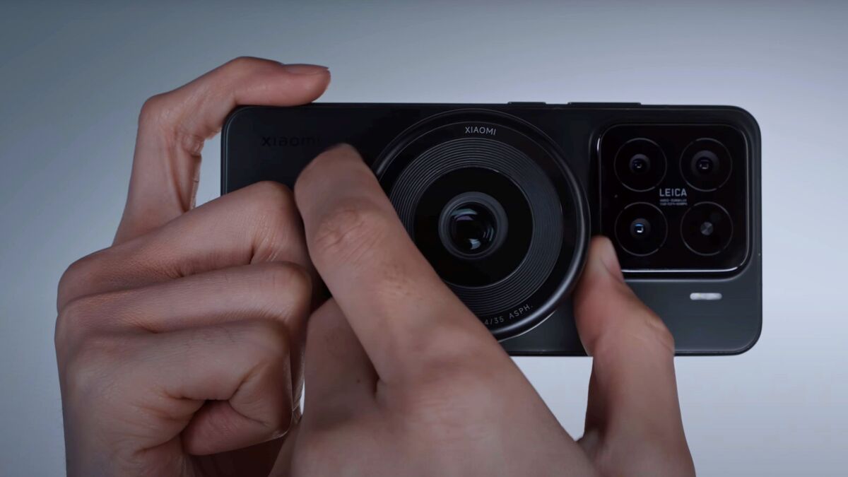 MFT lens combo mounts to a smartphone with MagSafe-like grip