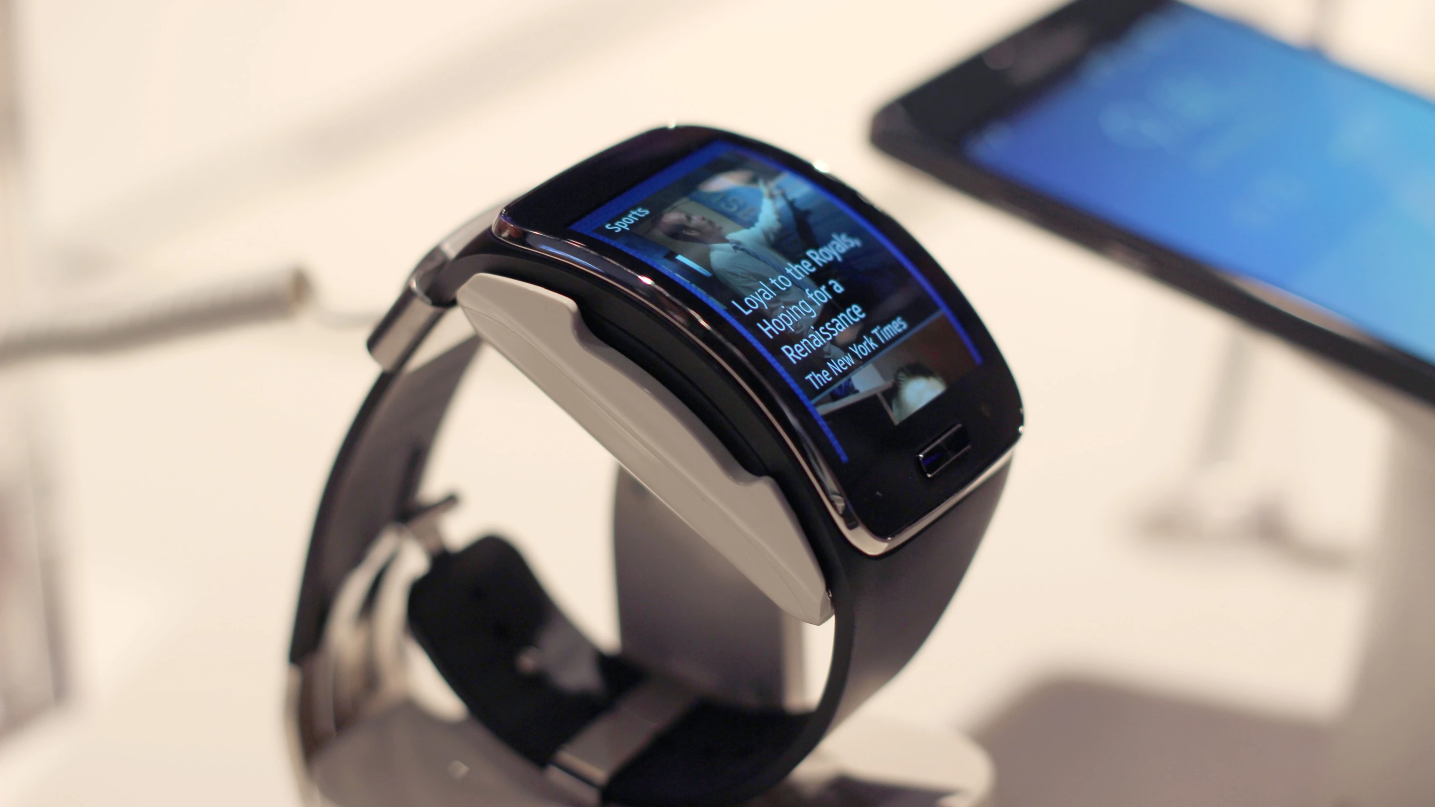 Samsung Gear S (Photo: Will Shanklin/Gizmag.com)