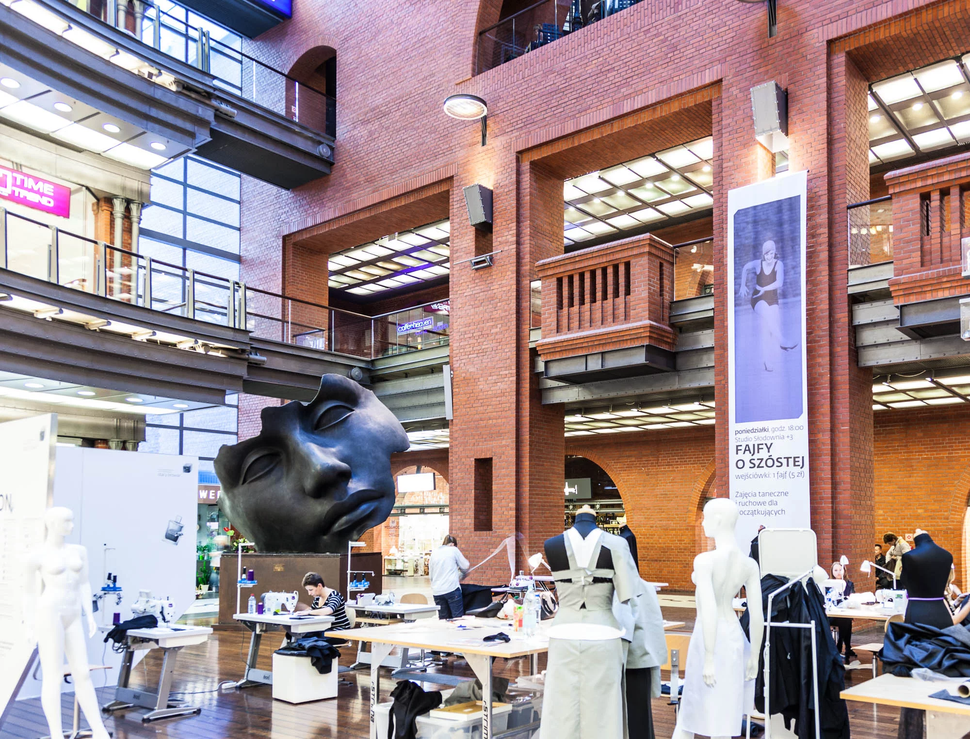 Stary Browar shopping centre, featuring frequent art installations (Photo: Loz Blain/gizmag.com)