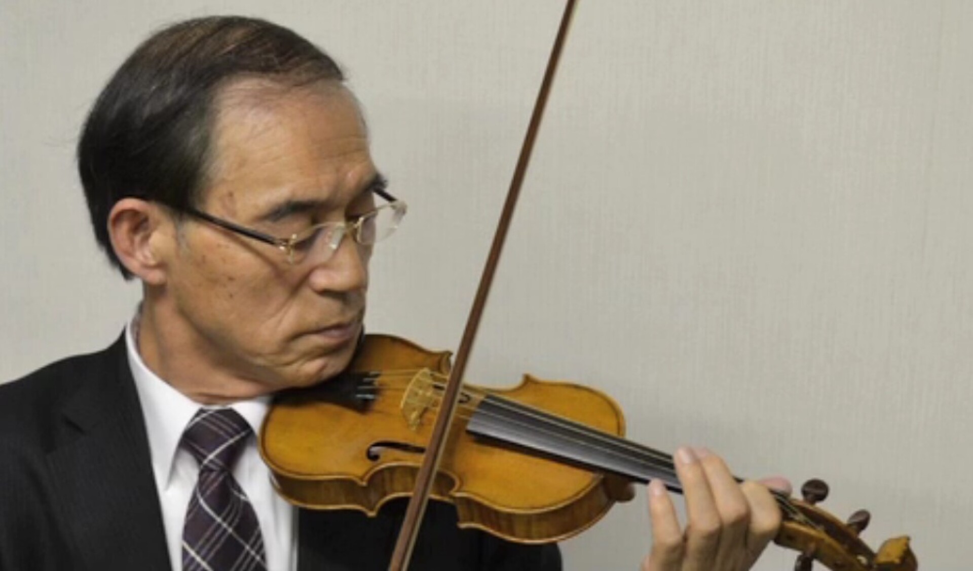 Researcher spins spider silk into violin strings