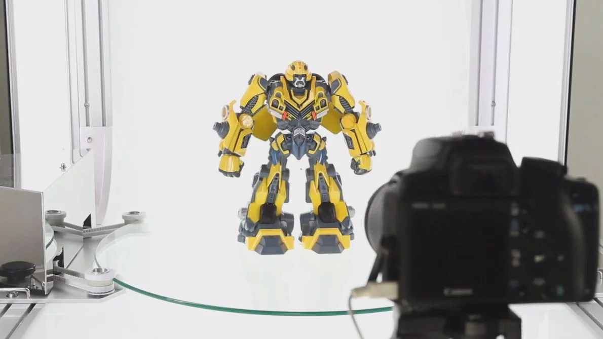 A product is placed on the transparent platform inside the light box, then both the camera and 3D PhotoBooth 260 are controlled by software on a connected Windows computer