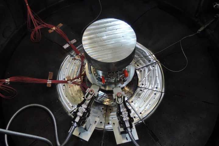 Two fast neutron radiation-effects cassettes aim toward the center of the containment system for tritium within the Z vacuum chamber at Sandia National Laboratories
