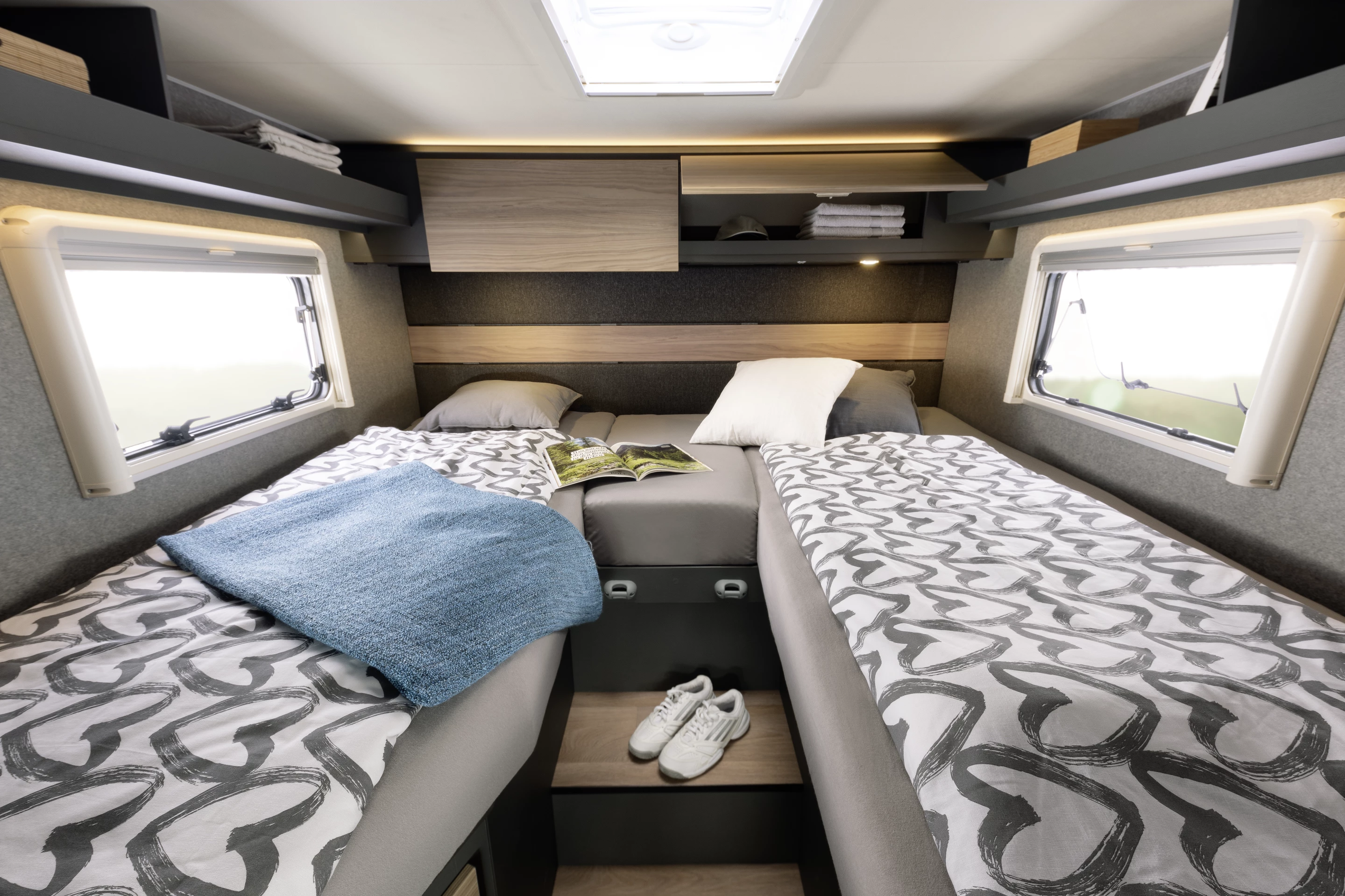 The two longitudinal rear beds in the standard fixed-roof Globebus Performance 4x4