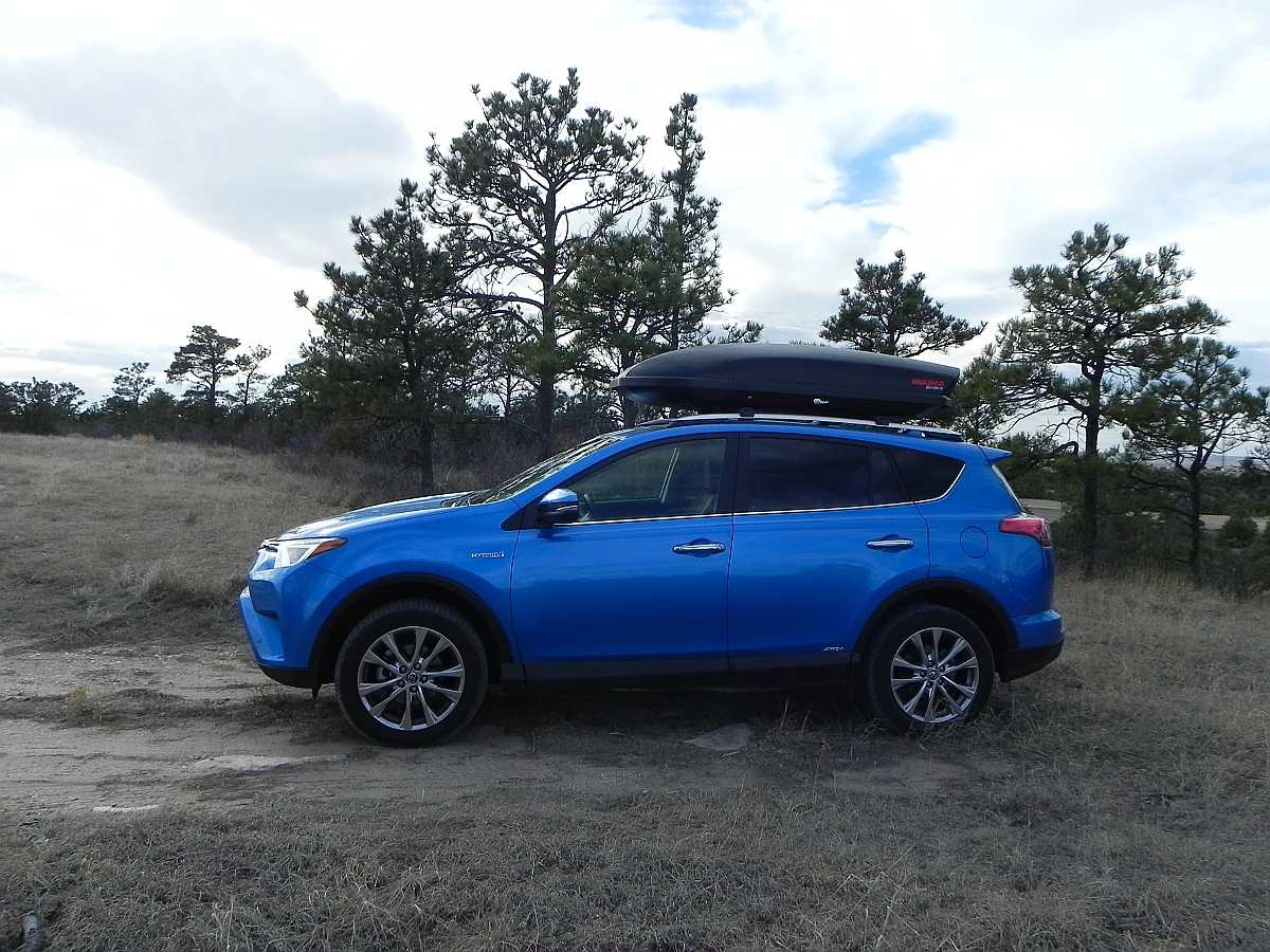 We averaged 31 mpg (7.6 l/100 km) in just over 200 miles (322 km) of driving in a highway-heavy mix and with a luggage carrier strapped on top of the roof rails