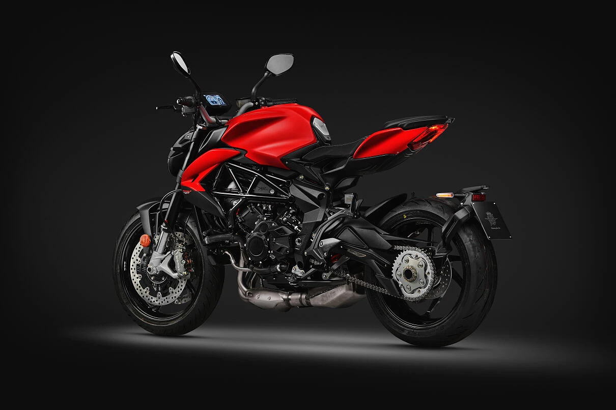 As before, the 800 gets a single-sided aluminum alloy swing arm, a trellis frame, and muscular styling all around