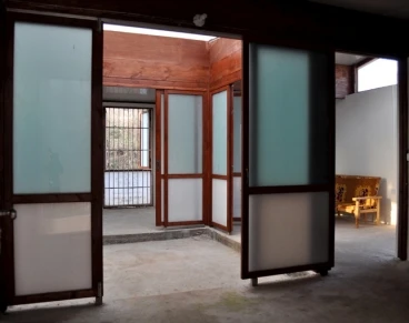 The design incorporates a modular layout with hollow brick walls, steel bars for reinforcement and wooden box beams (Image: Ying chee Chui)