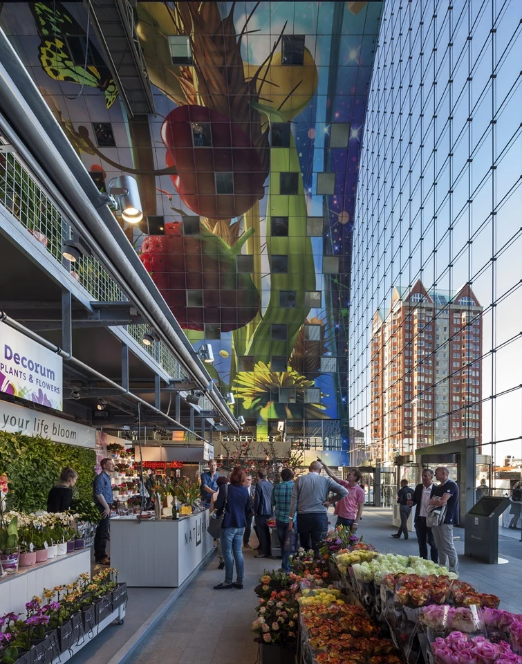 A transparent single-glazed net façade is used at either end of the Markthal