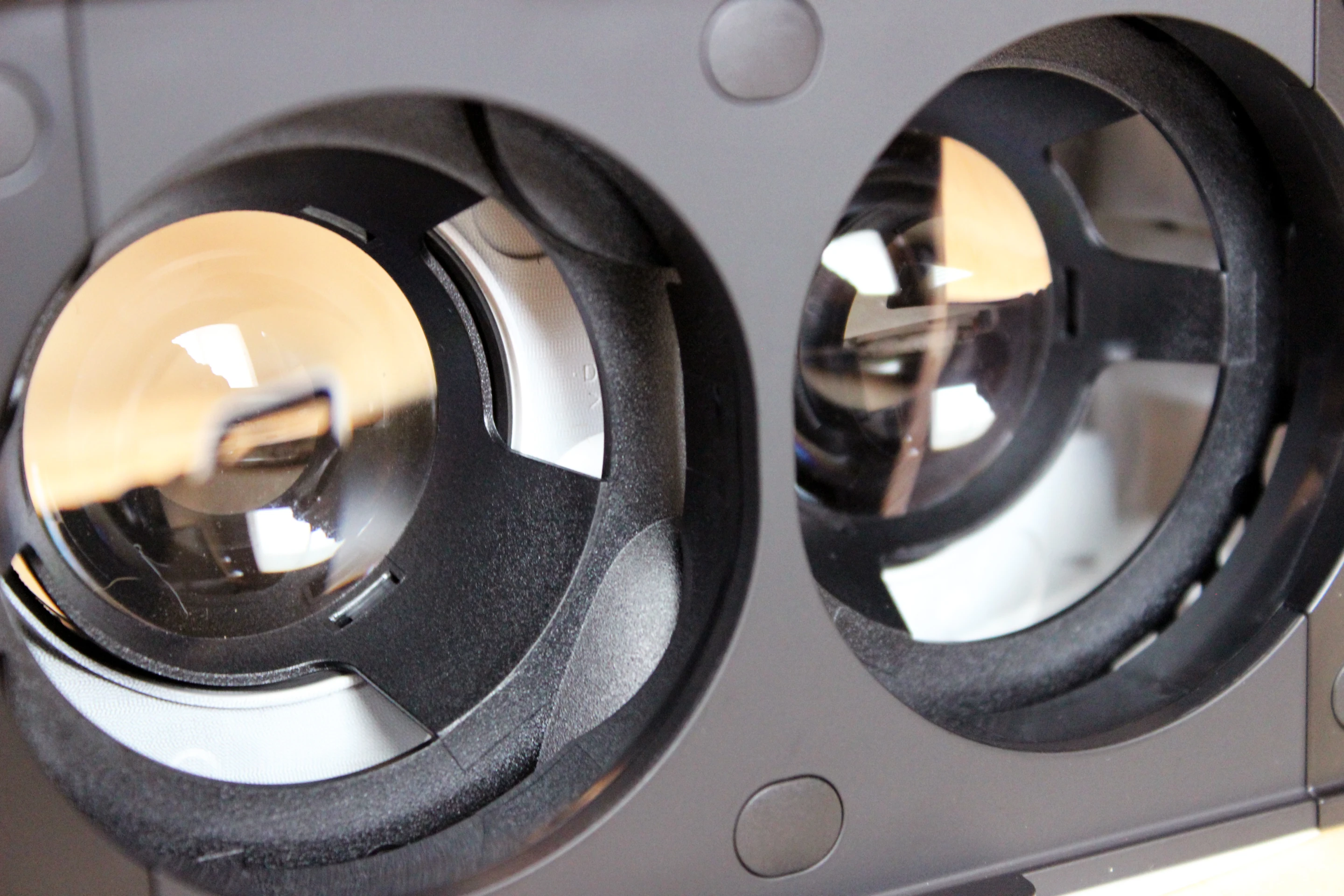 Closer look at the Gear's convex lenses (Photo: Will Shanklin/Gizmag.com)