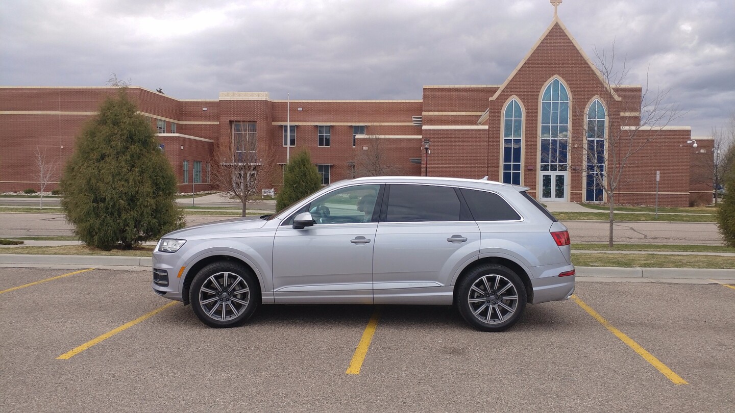 The 2017 Q7 is much more upscale to look at and far more “road hungry” in its appeal