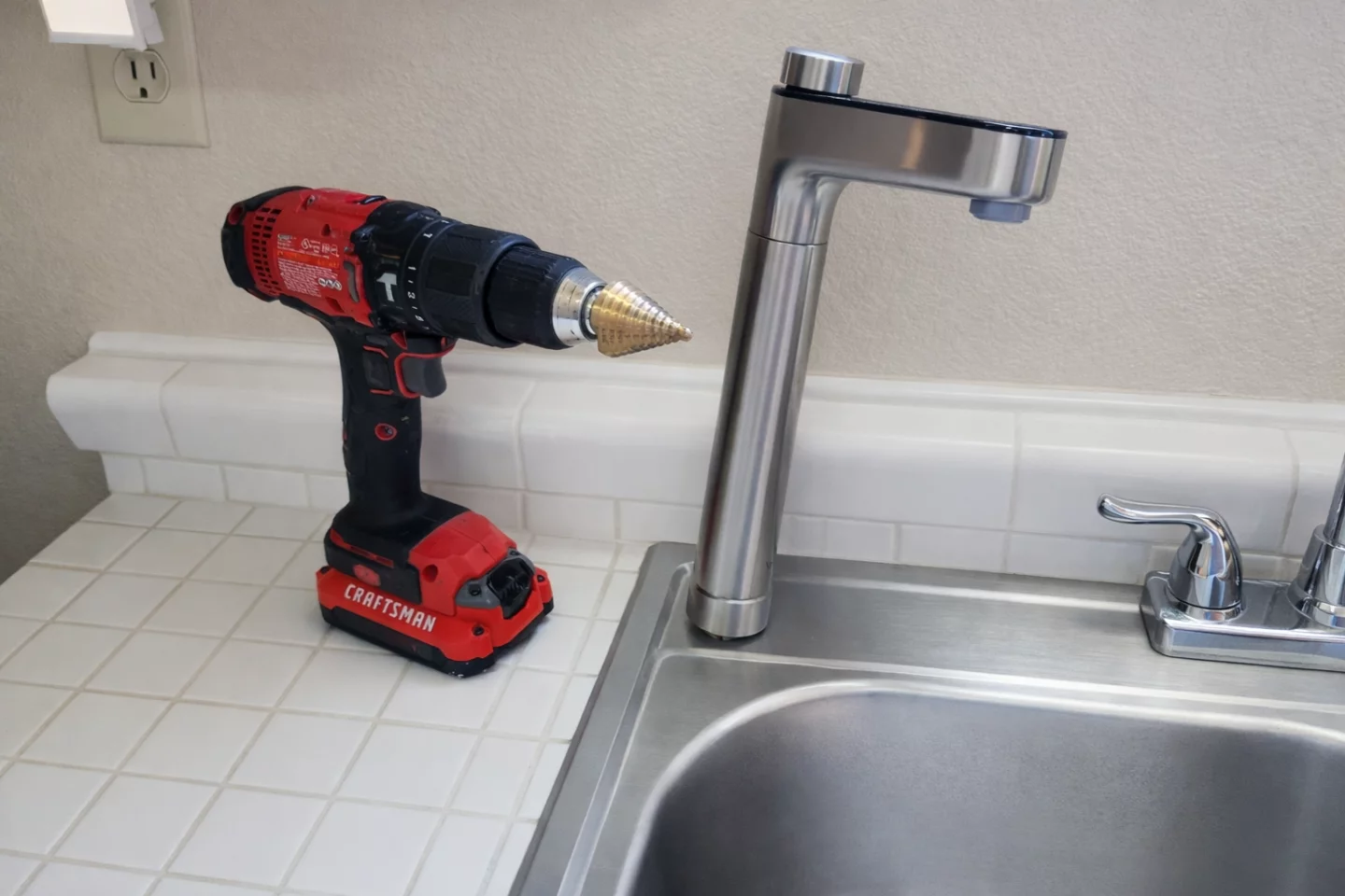Before I'd full tightened down the dispenser on the Waterdrop X12 ... as you can see, the only space it takes up is the post for the dispenser. Granted, there is now a forever-hole in the sink, but it threads on just like a regular faucet