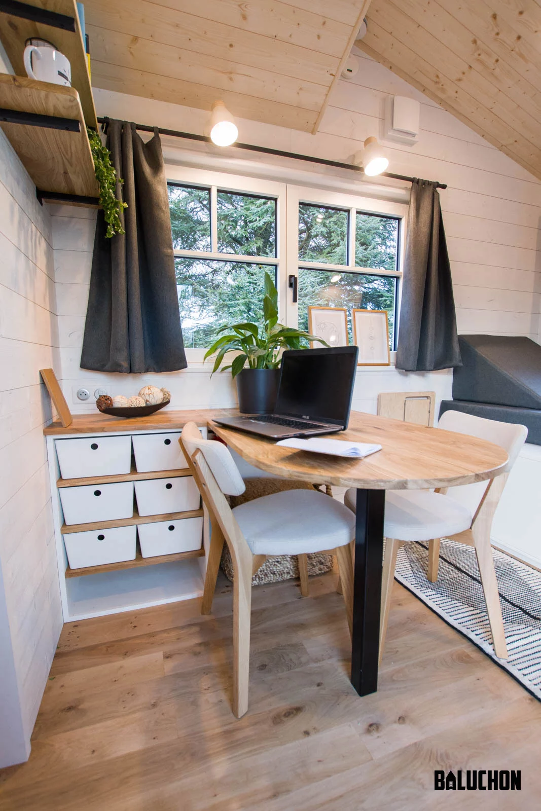 The desk area in L'atelier de Saint-Joseph contains some storage space