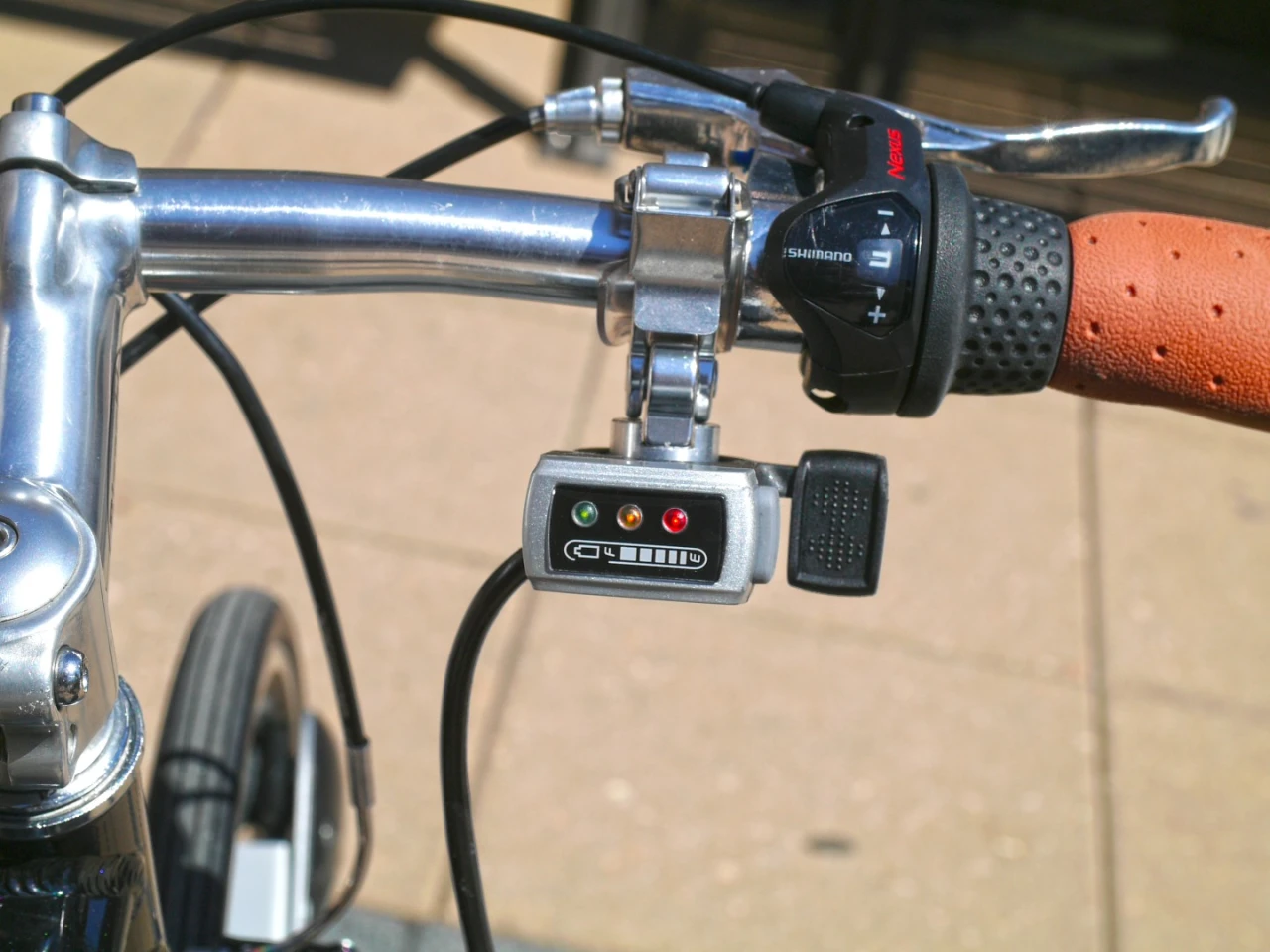 The GeoOrbital Wheel's handlebar-mounted remote