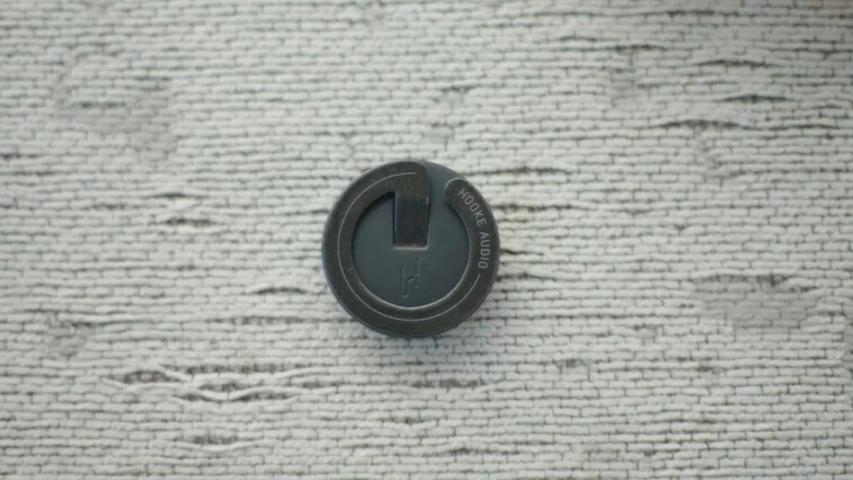The Hooke Lav delivers 24-bit audio, and has a frequency range of 20 Hz to 20 kHz