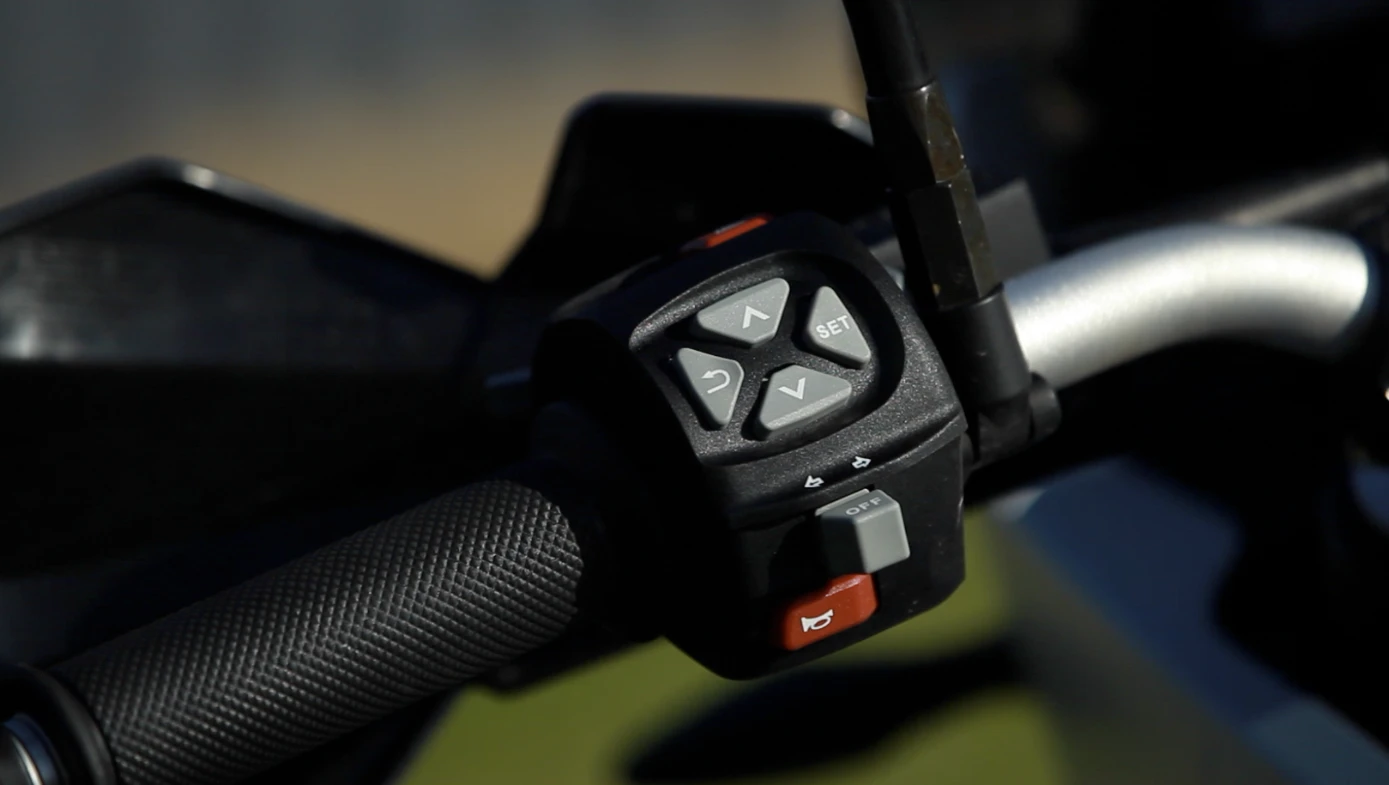 KTM Adventure 1190 R: left thumbswitches control a slightly clunky menu system (Photo: Gizmag/Loz Blain)