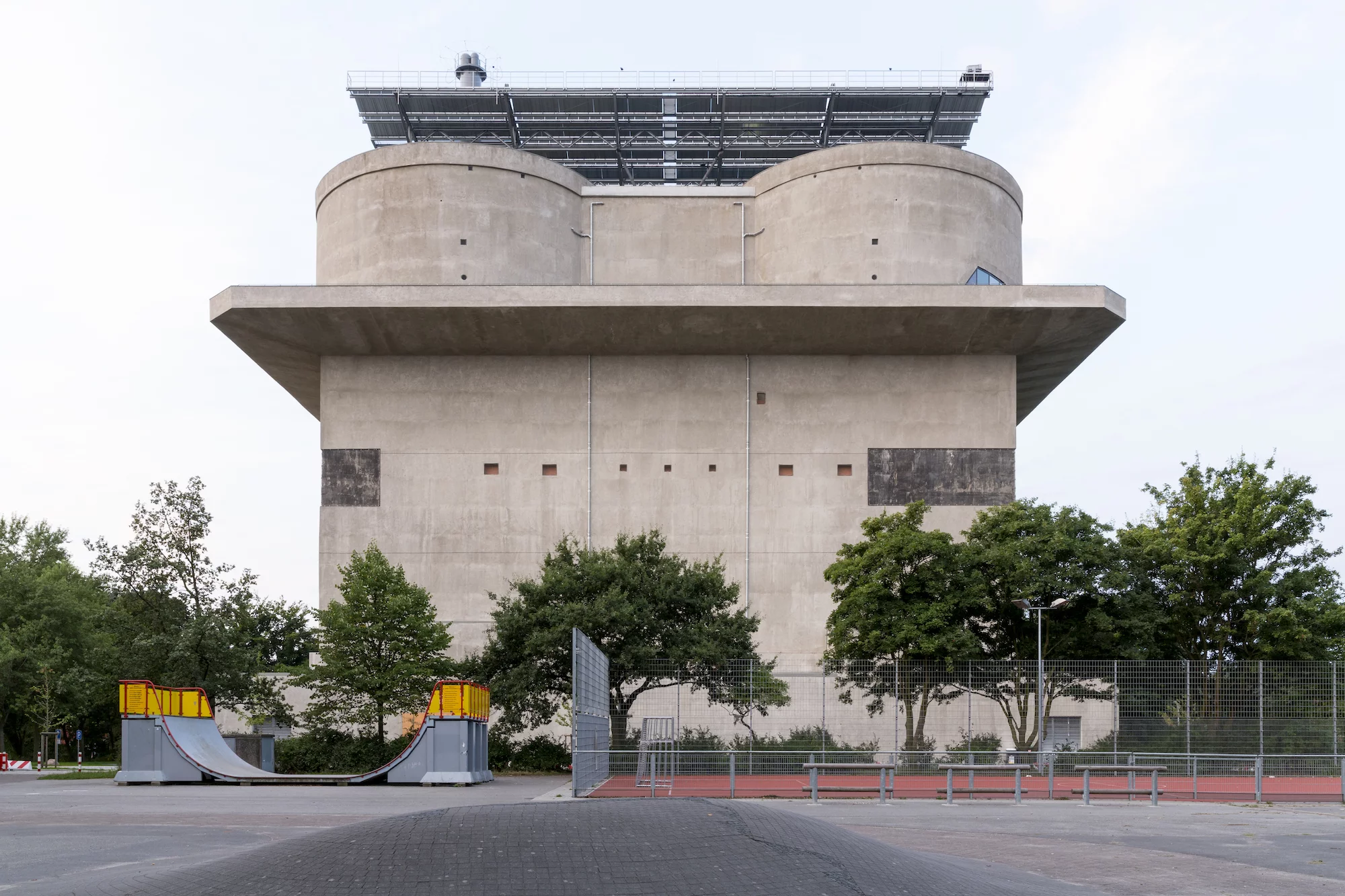 The Energy Bunker is equipped with several large-scale sustainable technologies (Photo: IBA Hamburg GmbH / Bernadette Grimmenstein)