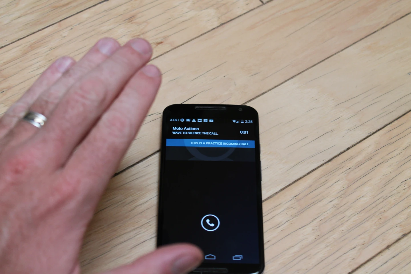 A wave of the hand can dismiss a call (Photo: Eric Mack/Gizmag.com)
