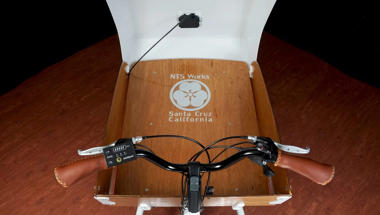 The lockable front compartment can carry up to 100 pounds (45 kg)