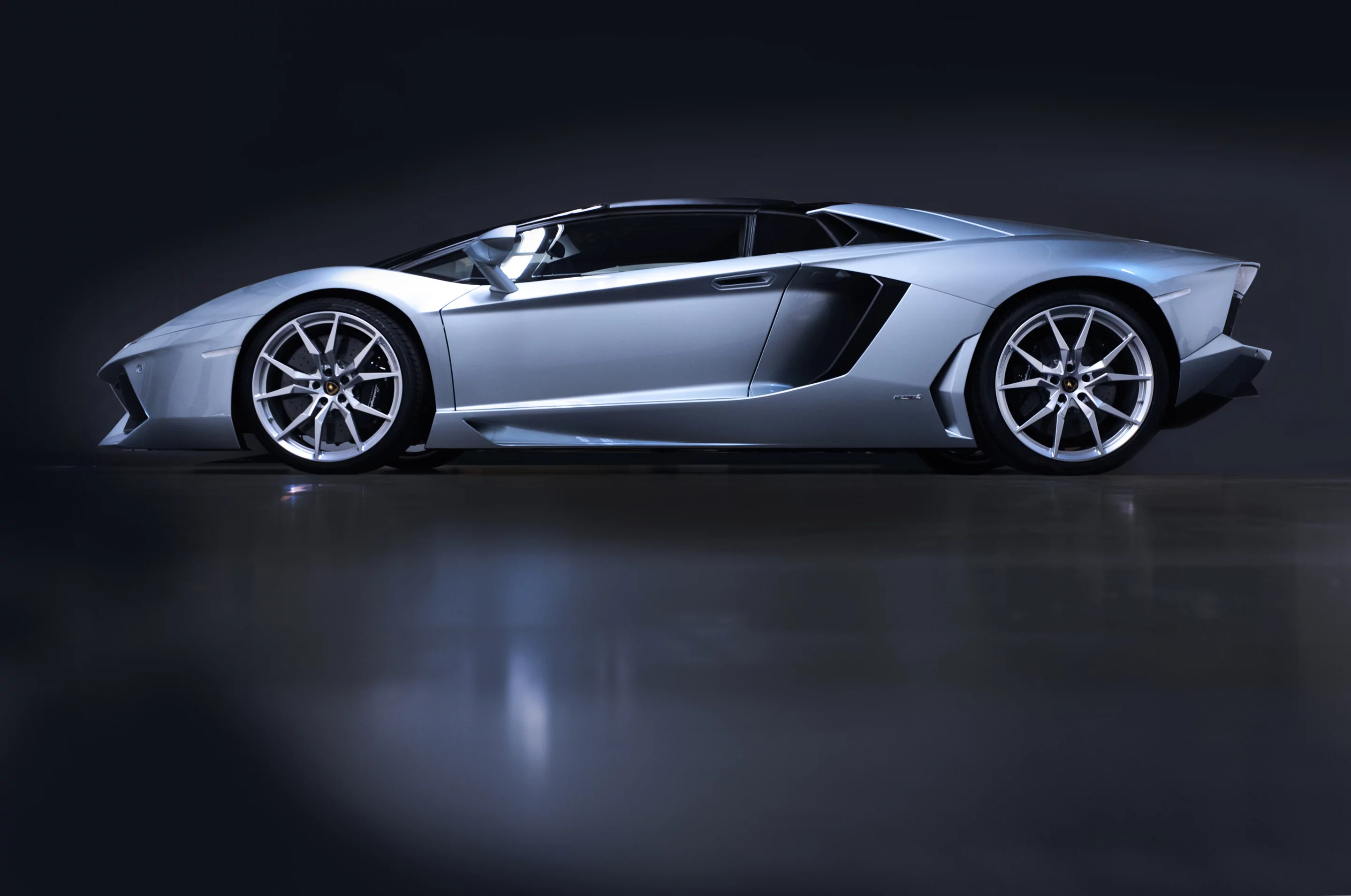 Lamborghini Aventador LP700-4 Roadster side view