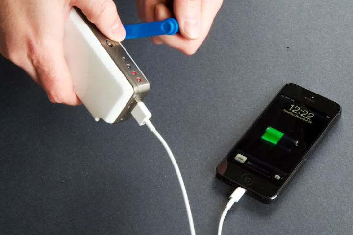 Using the hand crank of the SOSCharger to provide power to an iPhone
