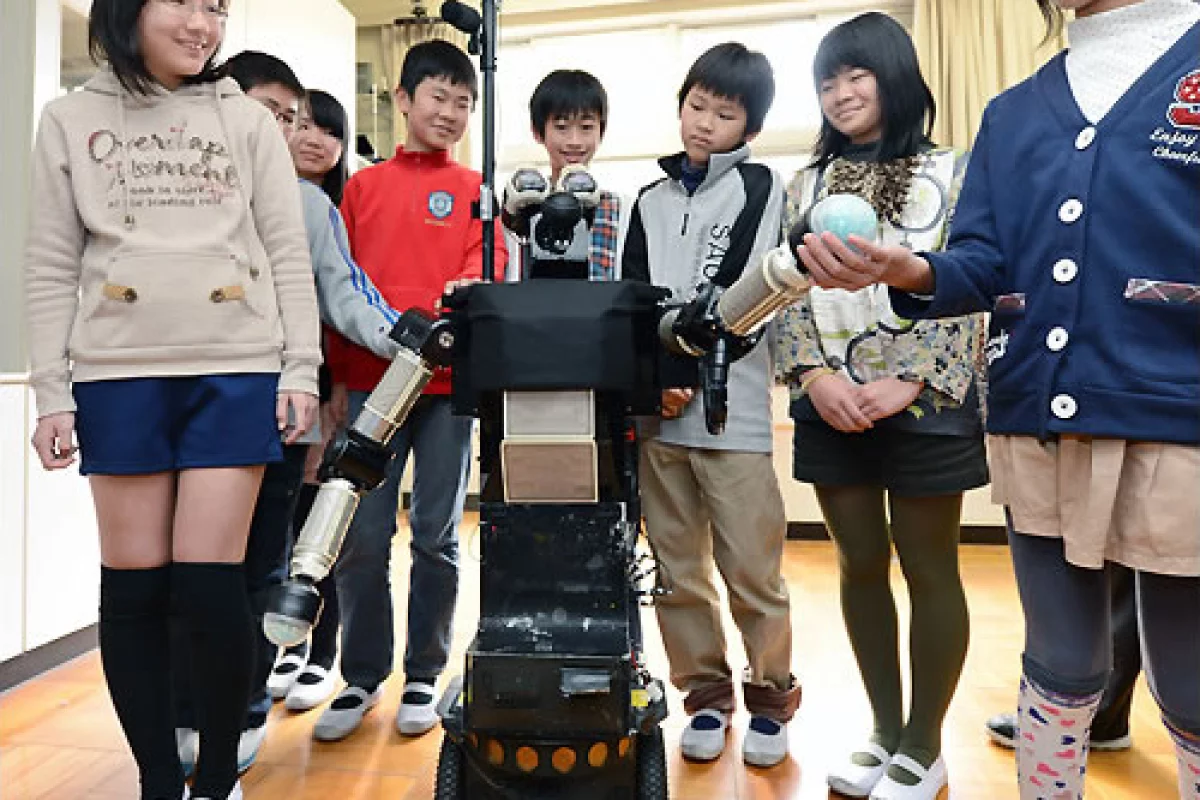 ATR's communication robot Robovie interacts with students at the Higashihikari elementary school in Kyoto, Japan (Photo: Mainichi news)
