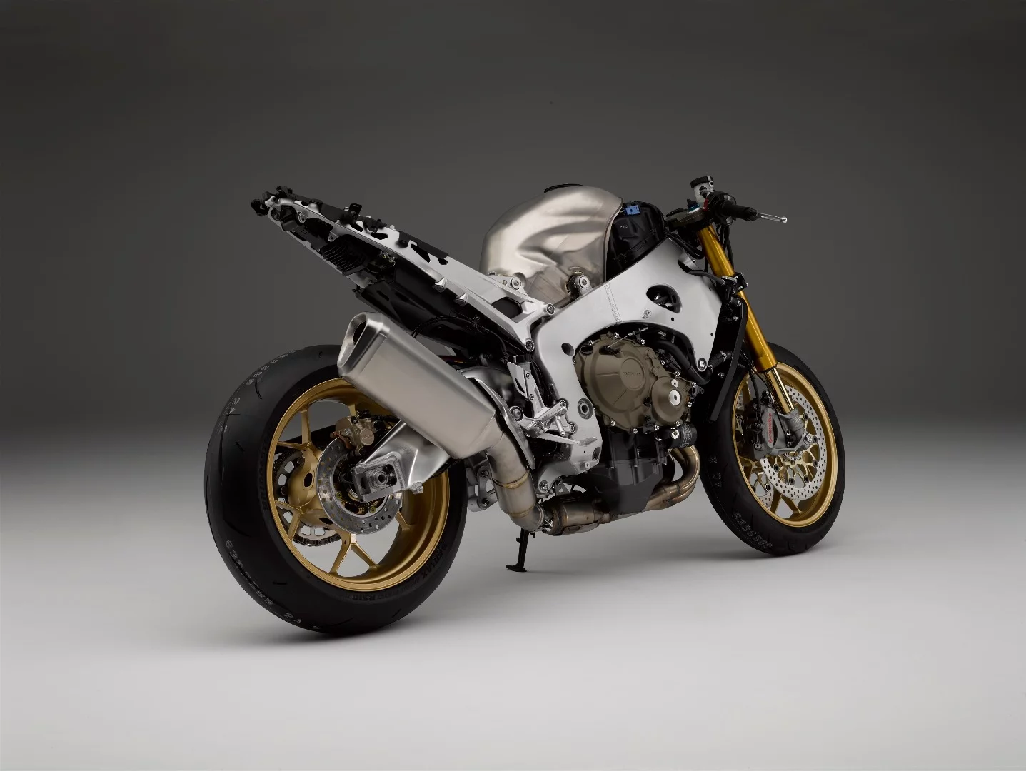 The exhaust system of the Honda CBR1000RR Fireblade SP is made from titanium