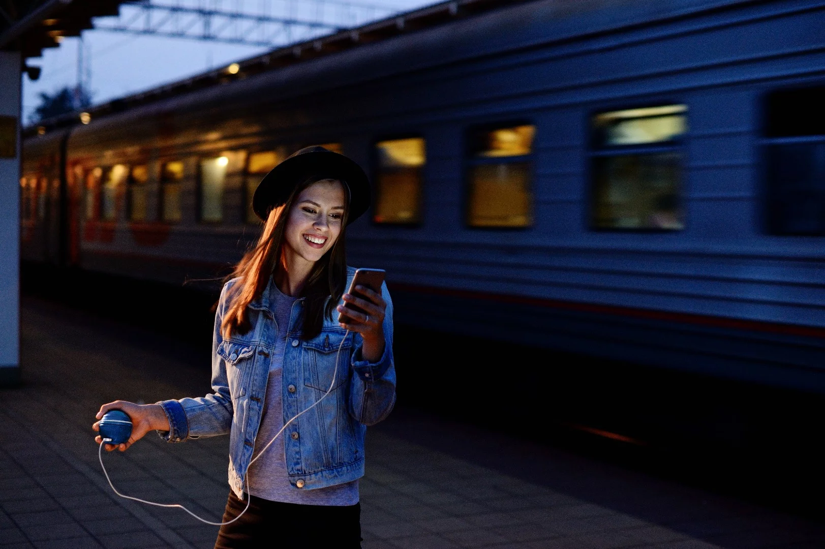 Users can expect to generate up to 5 V / 1 A of maximum output through HandEnergy's USB port