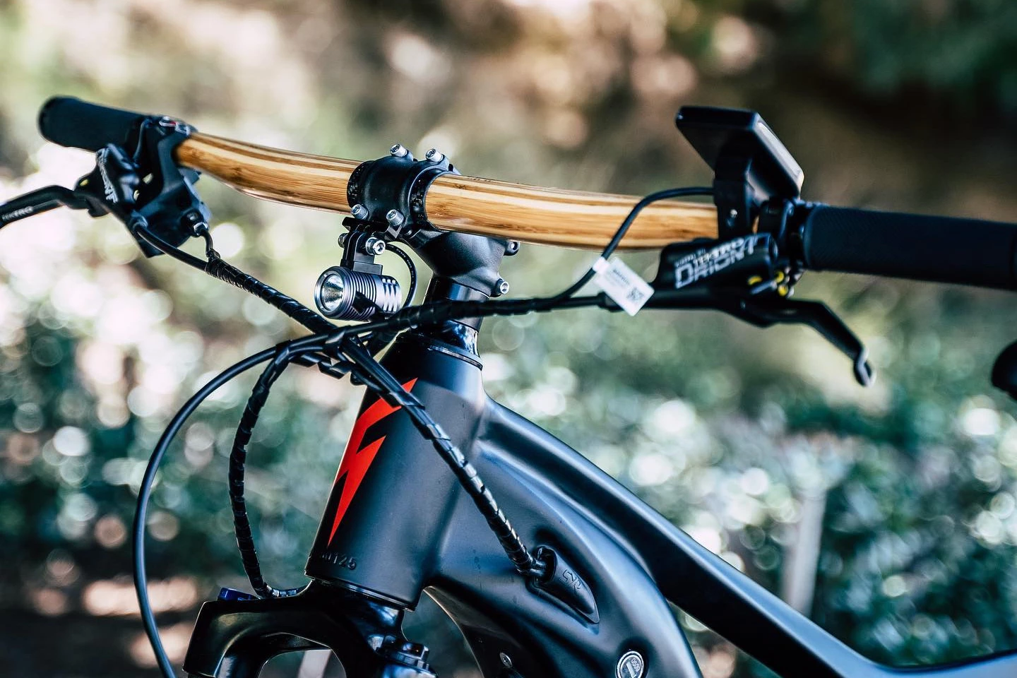 Passchier's Gump bamboo handlebar reportedly absorbs road vibrations better than aluminum alloy or carbon fiber