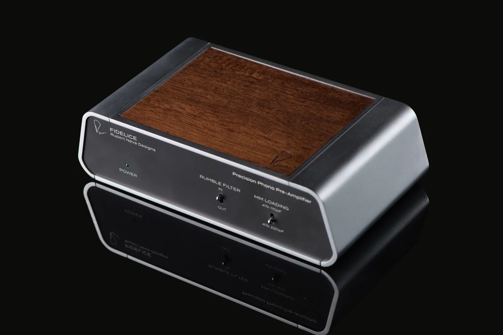 The Fidelice Precision Phono Pre-Amplifier features low-noise JFET-based Class A amplifiers throughout the signal path for both Moving Coil and Moving Magnet stages