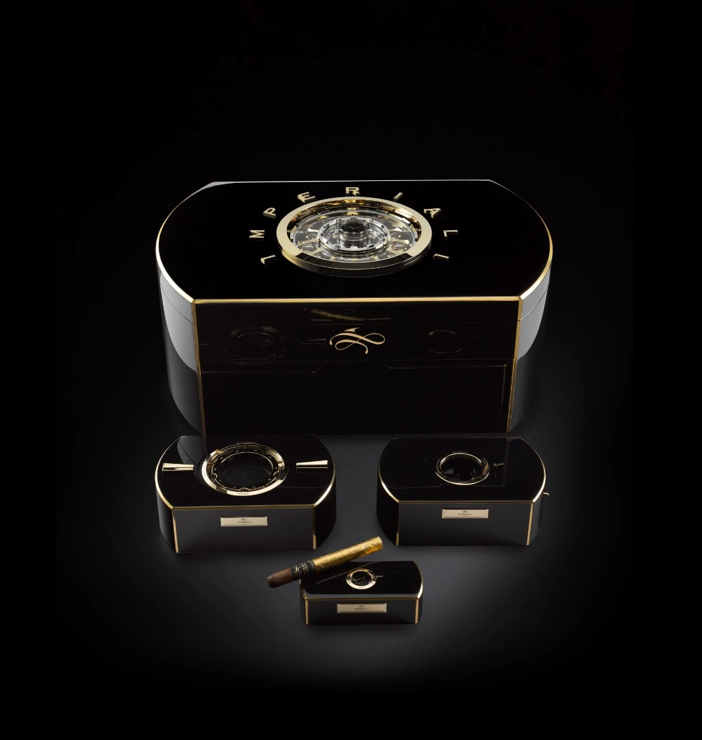 The Emperador comes with three matching accessories